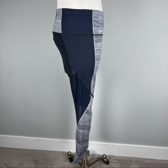 Like New-Lululemon Grey Striped Mesh Running Leggings with Zipper Pocket Size 8 - Picture 10 of 14